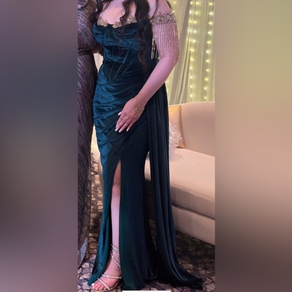 PORTIA & SCARLETT NIESHA GOWN PS22193 EMERALD VELVET - Picture 3 of 3